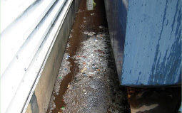 Liquid spilling out of dumpster